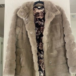 Gray faux fur coat w/ pockets:)